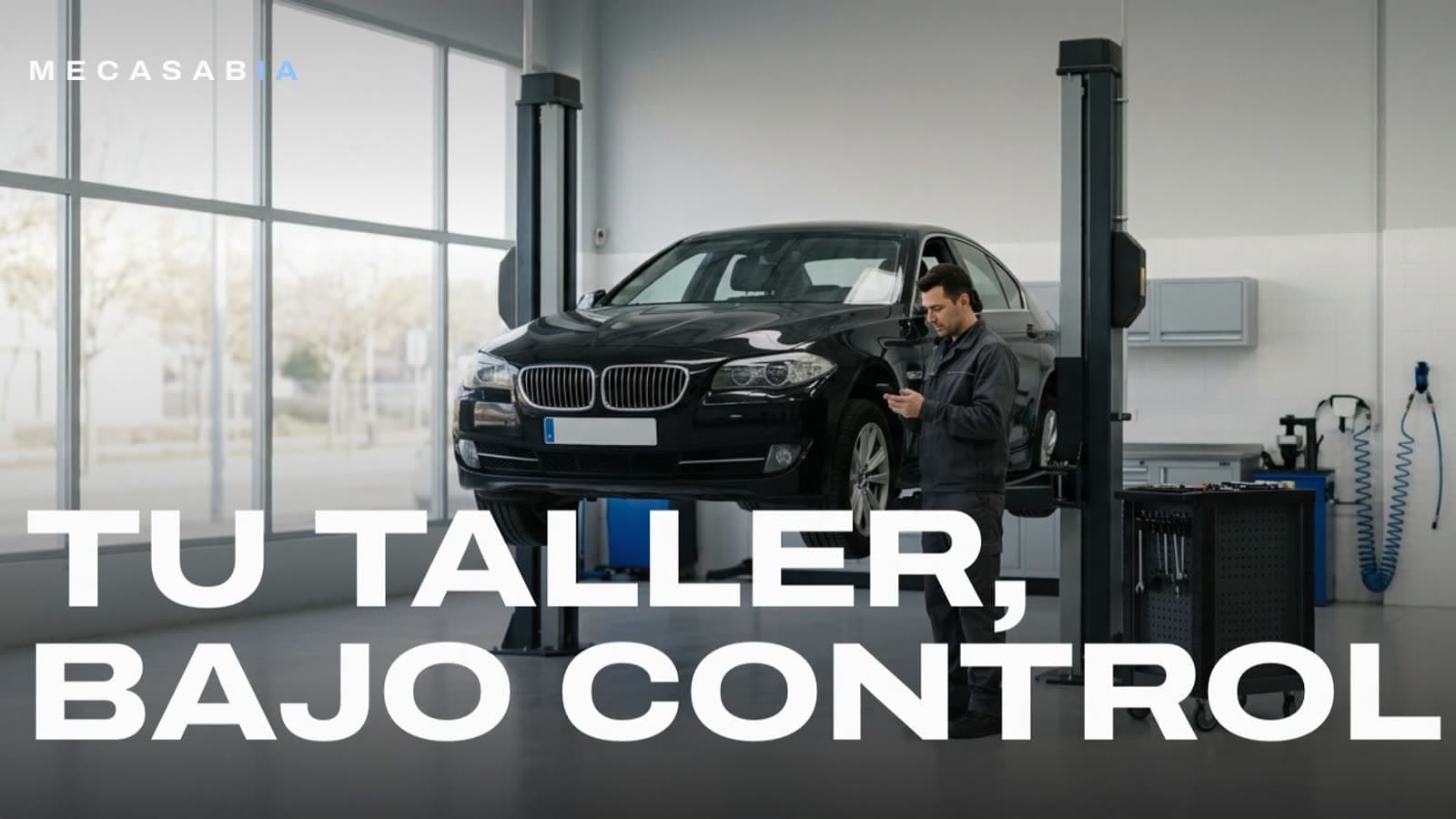 Taller mecánico con un coche en el elevador y el titular «Tu taller, bajo control»